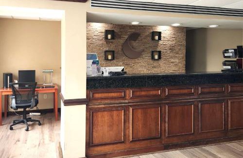 Pocono Summit Hotel | Comfort Inn & Suites Mount Pocono