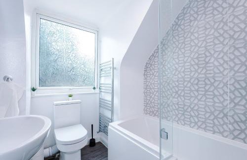 Blacon Casa | Comfort Place - 3 Bedroom House in Chester - Sleeps 6