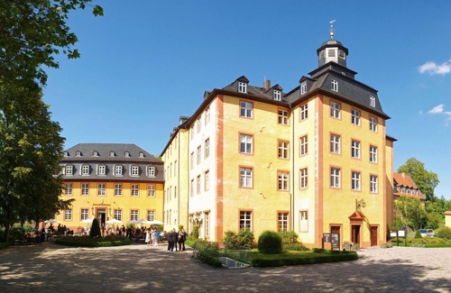 Gedern Apartamento | Comfort room with four-poster bed and bathtub at the Schlosshotel