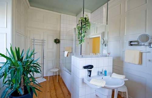 Gedern Apartamento | Comfort room with four-poster bed and bathtub at the Schlosshotel
