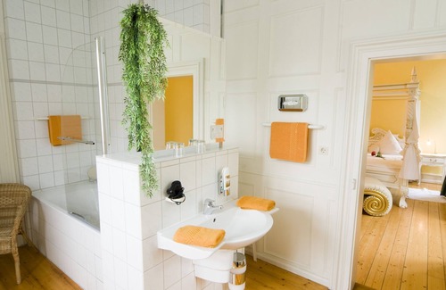 Gedern Apartamento | Comfort room with four-poster bed and bathtub at the Schlosshotel