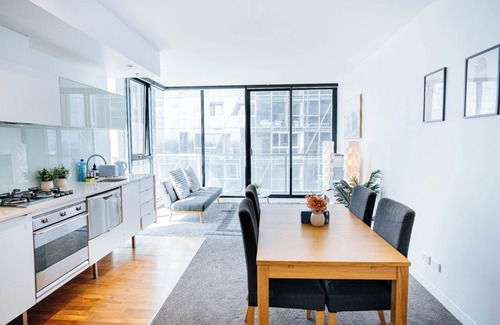 Docklands Apartamento | Comfort Urban Oasis in Spencer CityViews with Indoor pool & Private parking