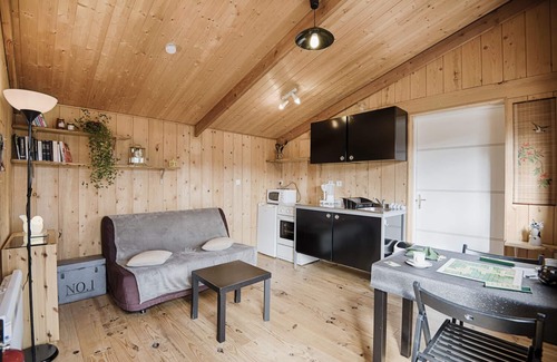 Saint-Hilaire-de-Lavit Cabina | Comfortable, air-conditioned cabane sur Pilotis in the Cevennes.