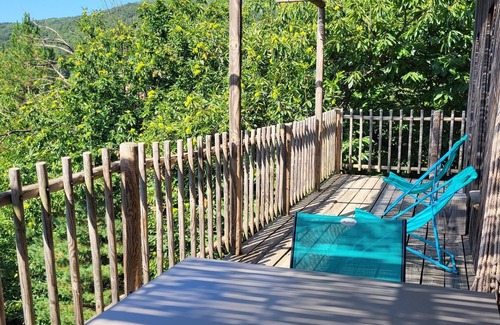 Saint-Hilaire-de-Lavit Cabina | Comfortable, air-conditioned cabane sur Pilotis in the Cevennes.