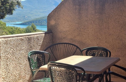 Sainte-Croix-du-Verdon Apartamento | Comfortable apartment with large terrace and lake view