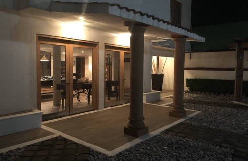 Ciudad Lopez Mateos Casa | Cómoda habitación, cama King size, closet, baño privado y Smart TV 50".
