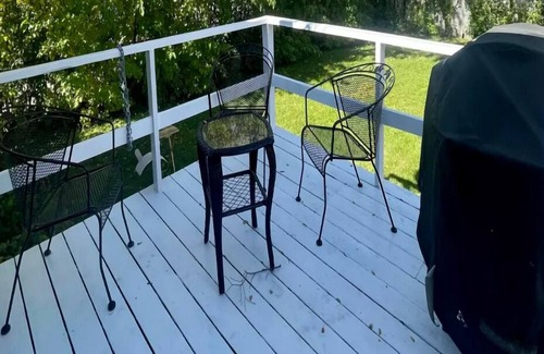 North Chicago Casa | Comfortable 2 bedroom house near Great Lakes Navy Base ideal for families