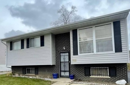 North Chicago Casa | Comfortable 2 bedroom house near Great Lakes Navy Base ideal for families