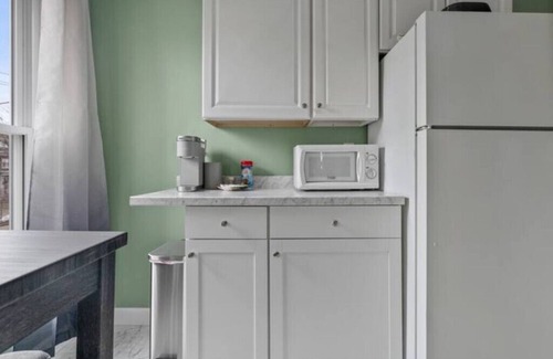 Erie Apartamento | Comfortable 2 bedroom king suite/