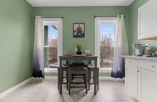 Erie Apartamento | Comfortable 2 bedroom king suite/