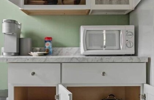 Erie Apartamento | Comfortable 2 bedroom king suite/
