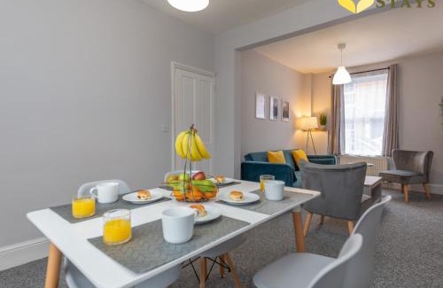 Northampton Casa | Comfortable 2BR house 4 beds Town Train Parking