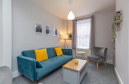 Northampton Casa | Comfortable 2BR house 4 beds Town Train Parking