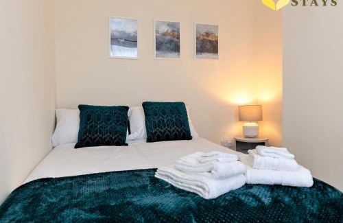 Northampton Casa | Comfortable 2BR house 4 beds Town Train Parking