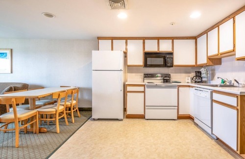 West Yarmouth Apartamento | Comfortable 2BR Townhouse with Private BBQ Facilities & Sun Loungers by Beach