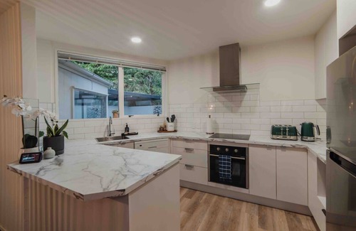 Burnside Apartamento | Comfortable 2BR w/ Hot Tub | Close to Airport