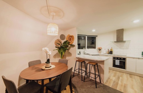 Burnside Apartamento | Comfortable 2BR w/ Hot Tub | Close to Airport