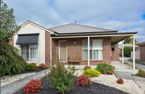Mount Clear Casa | Comfortable 3-bedroom home with two car garage