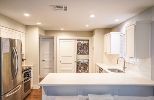 North Loop Casa | Comfortable 3 Bedroom Home - Walk to Restaurants & bars!