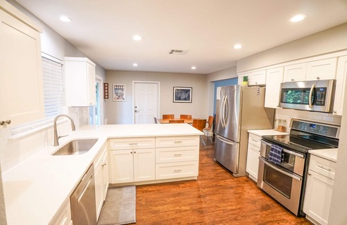 North Loop Casa | Comfortable 3 Bedroom Home - Walk to Restaurants & bars!