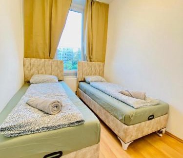 Liesing Apartamento | Comfortable 5BR Apt Well Connected Location