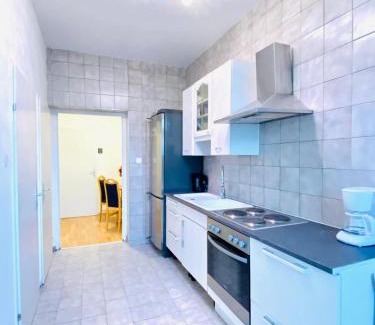 Liesing Apartamento | Comfortable 5BR Apt Well Connected Location