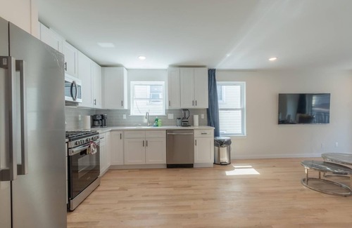 Lower Vailsburg Casa | Comfortable 6BR/4BA Home 2 Units in One +Great for Family Trips +Free Parking