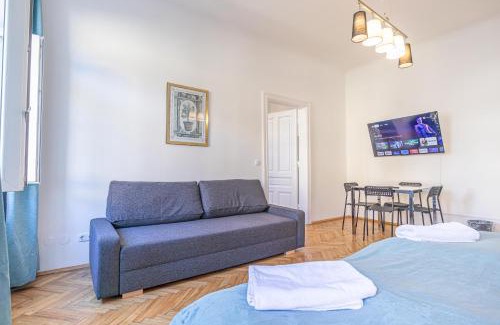 Wieden Apartamento | Comfortable & Amazing 2 BR Hideaway w Local Flair