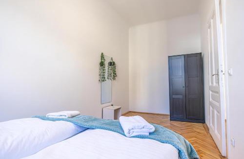 Wieden Apartamento | Comfortable & Amazing 2 BR Hideaway w Local Flair