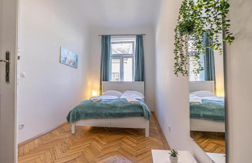Wieden Apartamento | Comfortable & Amazing 2 BR Hideaway w Local Flair