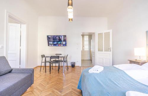 Wieden Apartamento | Comfortable & Amazing 2 BR Hideaway w Local Flair