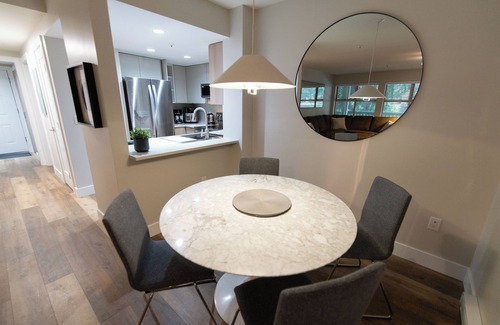 Whistler Cay Heights Condominio | Comfortable and Colourful Whistler Village Condo