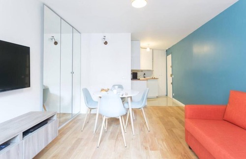 Saint-Vincent-de-Paul Apartamento | Comfortable and Convenient Studio in a Lively Parisian District 🏙️✨