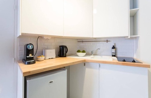 Saint-Vincent-de-Paul Apartamento | Comfortable and Convenient Studio in a Lively Parisian District 🏙️✨