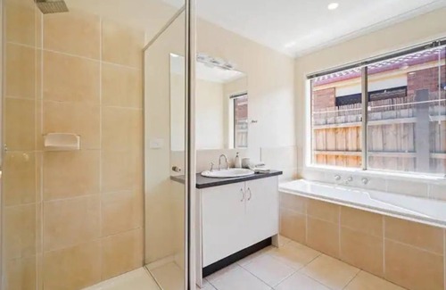 Tarneit Casa | Comfortable and Cozy Tarneit Large Family Home w/ BBQ
