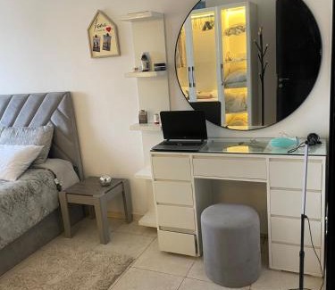 Al Nahda Apartamento | Comfortable Apartment Bedroom And Spacious Living Room Family and Couple