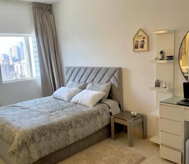 Al Nahda Apartamento | Comfortable Apartment Bedroom And Spacious Living Room Family and Couple