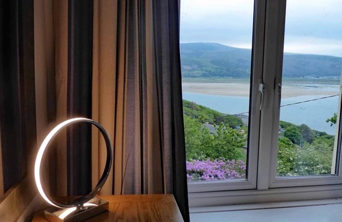 Barmouth Apartamento | Apartamento recientemente reformado con fabulosas vistas, terraza compartida y bañera de hidromasaje.