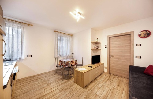 Predazzo Apartamento | Cómodo apartamento "Vacanze Arcobaleno - Rosso" con vistas a la montaña
