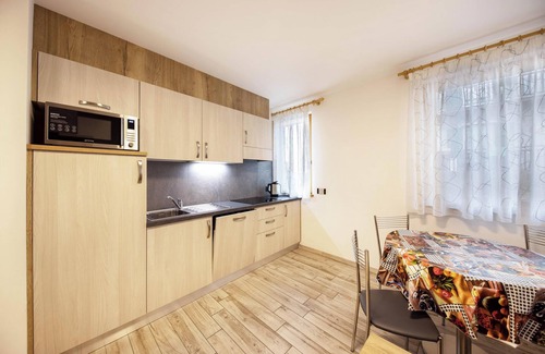 Predazzo Apartamento | Cómodo apartamento "Vacanze Arcobaleno - Rosso" con vistas a la montaña