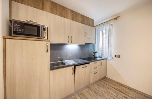 Predazzo Apartamento | Cómodo apartamento "Vacanze Arcobaleno - Rosso" con vistas a la montaña