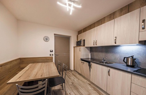 Predazzo Apartamento | Cómodo apartamento "Vacanze Arcobaleno - Azzurro" con vistas a la montaña
