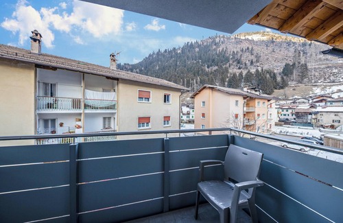 Predazzo Apartamento | Cómodo apartamento "Vacanze Arcobaleno - Azzurro" con vistas a la montaña