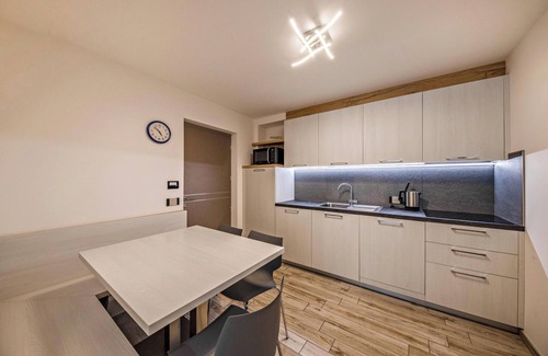 Predazzo Apartamento | Cómodo apartamento "Vacanze Arcobaleno - Blu" con vistas a la montaña