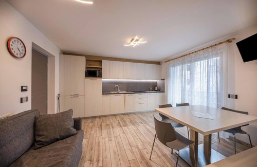 Predazzo Apartamento | Cómodo apartamento "Vacanze Arcobaleno - Arancione" con vistas a la montaña