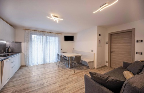 Predazzo Apartamento | Cómodo apartamento "Vacanze Arcobaleno - Arancione" con vistas a la montaña
