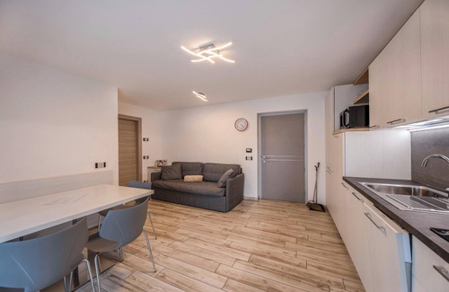 Predazzo Apartamento | Cómodo apartamento "Vacanze Arcobaleno - Arancione" con vistas a la montaña