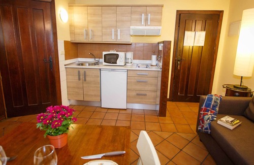 Robregordo Apartamento | Comodo apartamento de 1 dormitorio y sofa cama en planta baja con chimenea.
