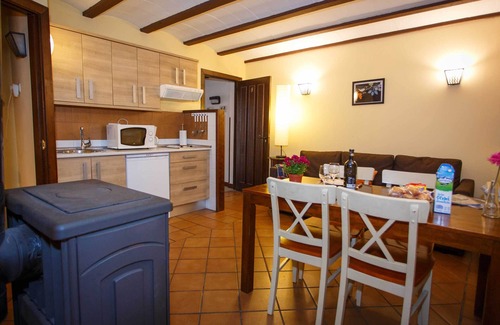 Robregordo Apartamento | Comodo apartamento de 1 dormitorio y sofa cama en planta baja con chimenea.