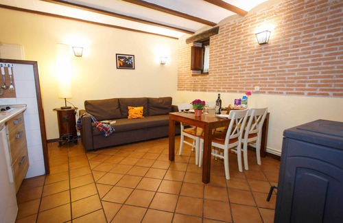 Robregordo Apartamento | Comodo apartamento de 1 dormitorio y sofa cama en planta baja con chimenea.